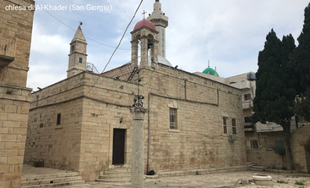 I coloni di Cisgiordania appiccano incendi all'antica Taybeh. I tre responsabili delle Chiese cristiane: si è sfiorata la catastrofe